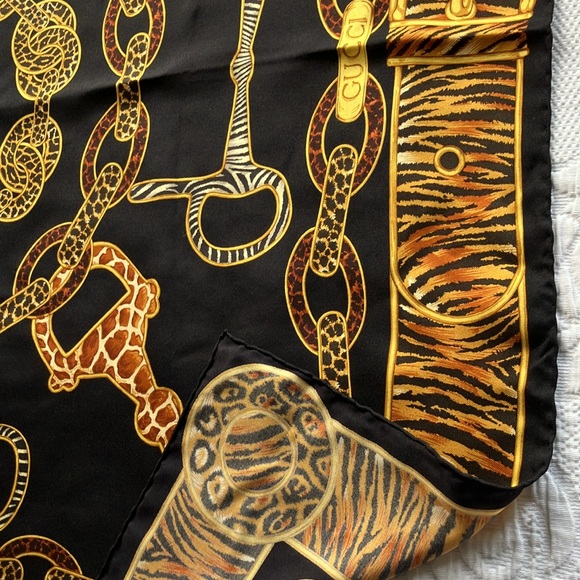 Gucci horse bit animal print chain link silk square scarf - Picture 11 of 16